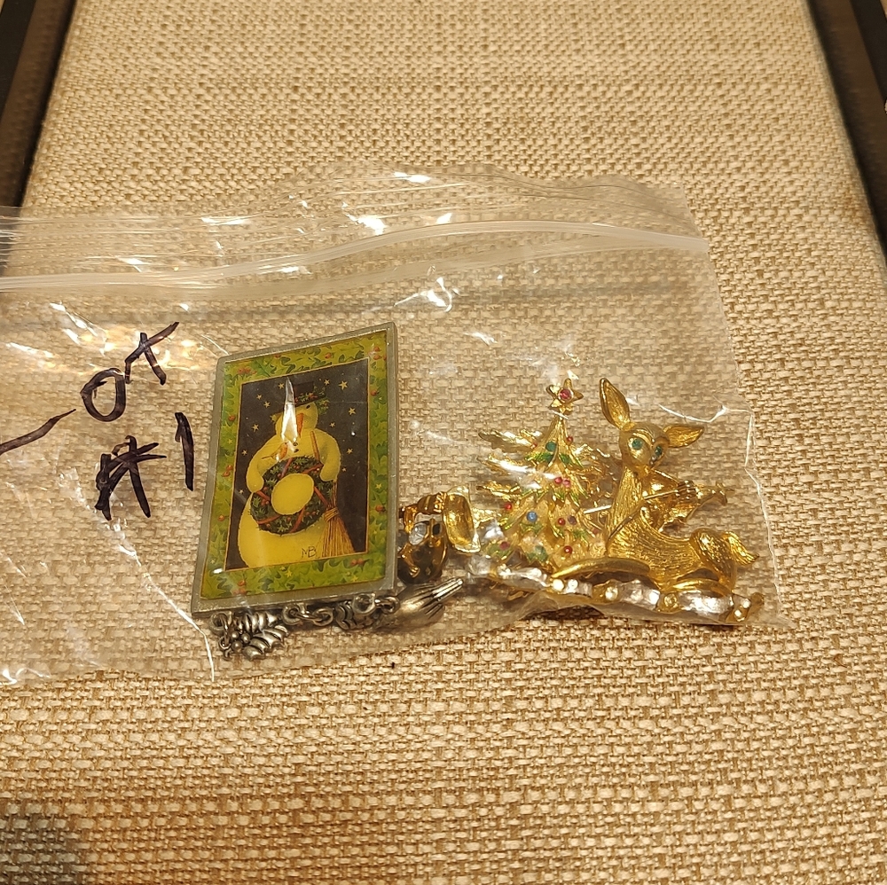 Vintage Christmas Broochs And Tack Pin Lot #1 - Picture 3 of 3